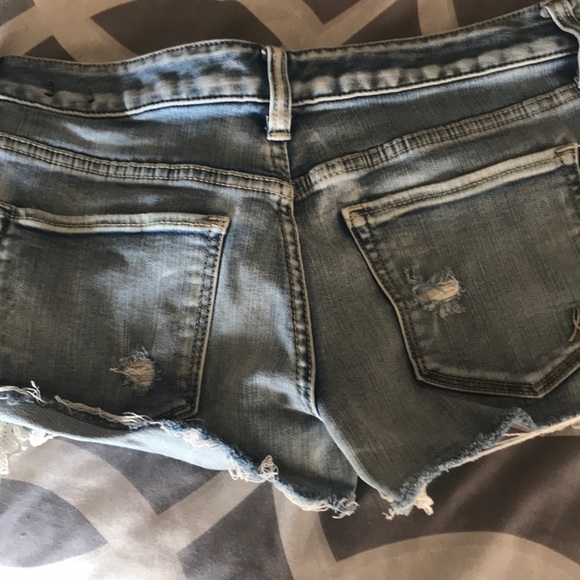 Jean shorts with lace pockets - Picture 3 of 3